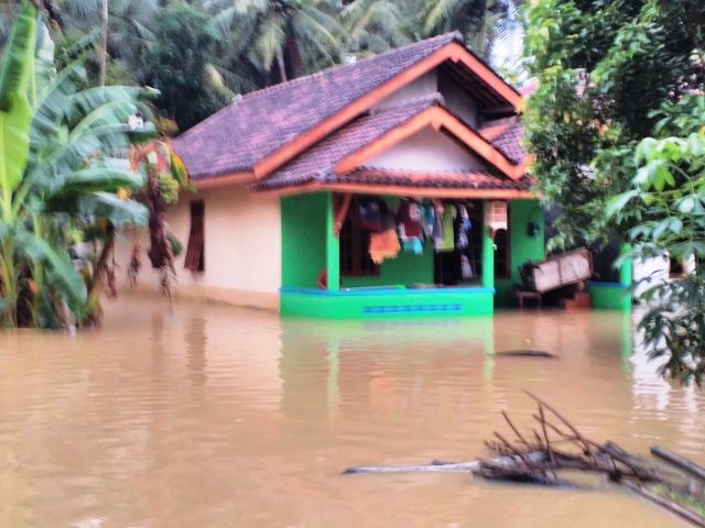 Tanggul Sungai Serang Jebol, Dua kelurahan di Kecamatan Wates Terendam