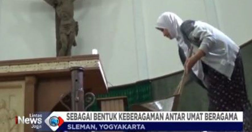 title Pascaserangan, Warga Lintas Agama Ikut Bersihkan Gereja Santa Lidwina Pascaserangan, Warga Lintas Agama Ikut Bersihkan Gereja Santa Lidwina