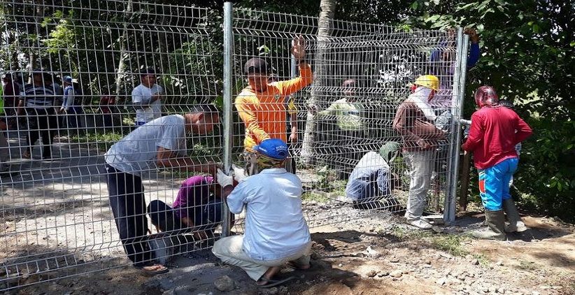 title Baru Dipasang, 2 Pagar Pembatas Bandara NYIA Dicopot Pelaku Misterius Baru Dipasang, 2 Pagar Pembatas Bandara NYIA Dicopot Pelaku Misterius