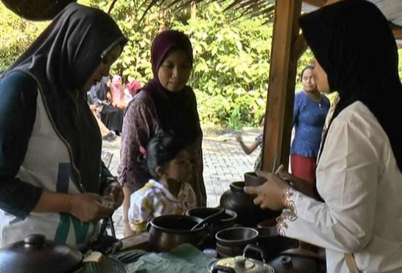 Bayar Jajan Pakai Uang Kayu di Pasar Kuliner Kakilangit Bantul