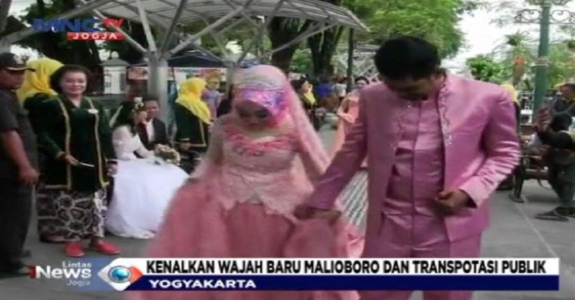 Unik, Peragaan Busana Pengantin di Halte Bus