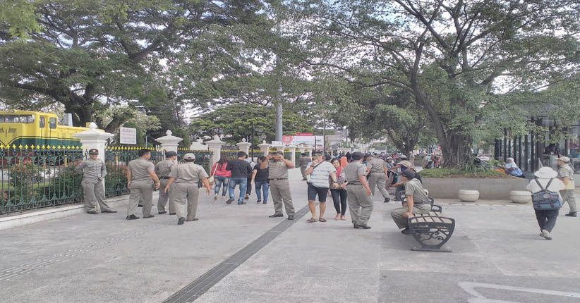 PKL Titik Nol Kilometer Yogya Lari Tunggang Langgang Dirazia Satpol PP