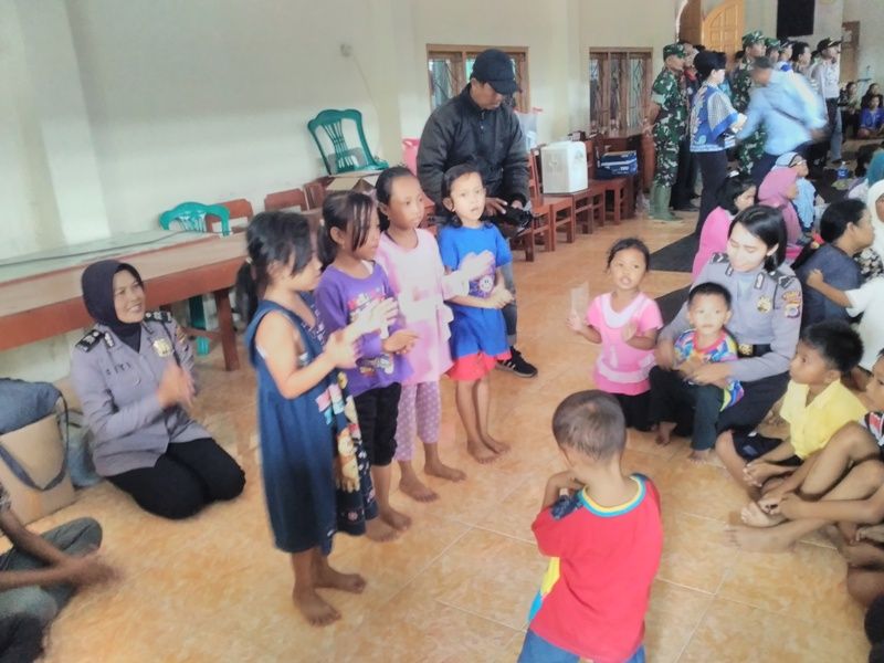 Polwan Kulonprogo Dampingi Anak Pengungsi Banjir Hilangkan Trauma