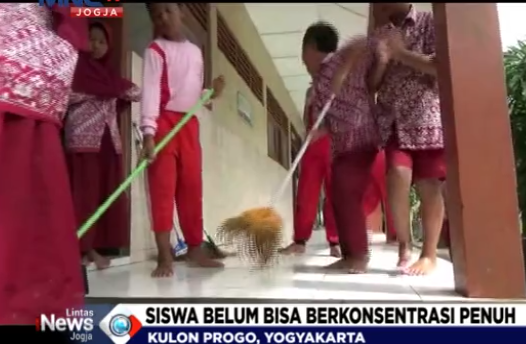 Banjir Surut, Siswa SD Banasara Kembali Sekolah