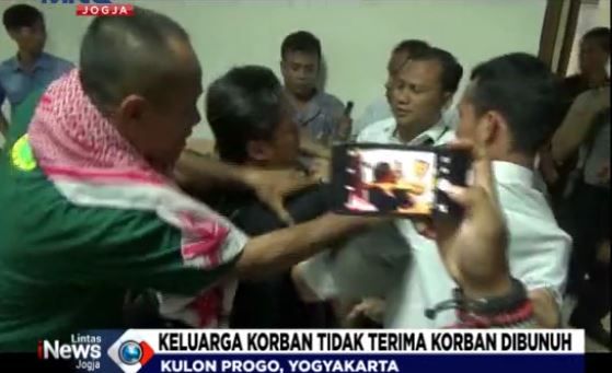 title Sidang Ricuh, Pembunuh Pacar Divonis 19 Tahun Penjara Sidang Ricuh, Pembunuh Pacar Divonis 19 Tahun Penjara