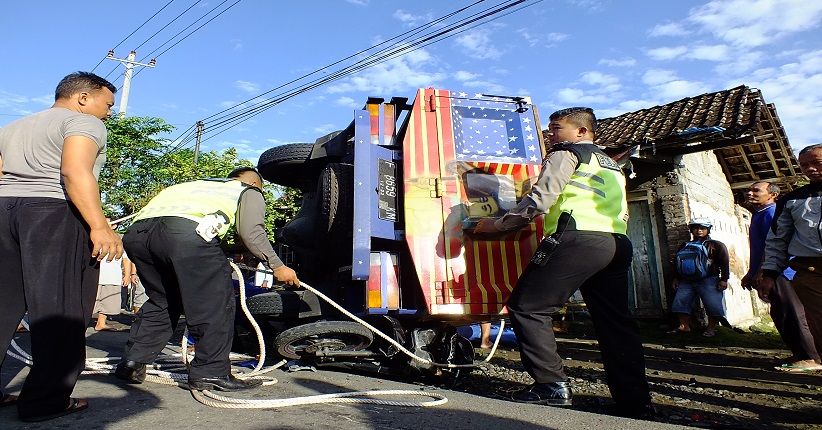 Diduga Sopir Mengantuk, Truk Terguling Dan Menimpa Pengendara Motor