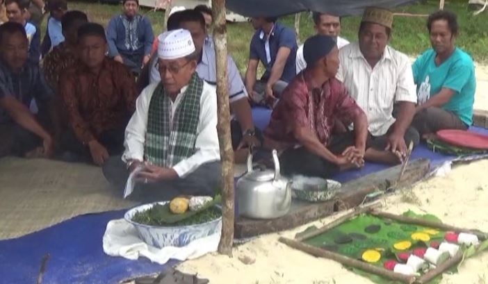 title Ketua Adat Pimpin Ritual Selamatan Laut di Belitung Timur Ketua Adat Pimpin Ritual Selamatan Laut di Belitung Timur
