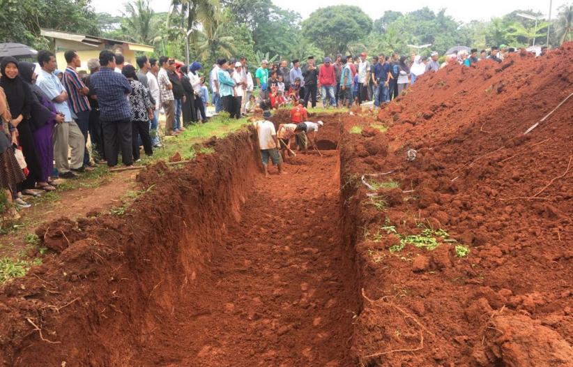 Korban Bus Pariwisata di Tanjakan Emen Dikubur Massal di TPU Legoso - Bagian 1