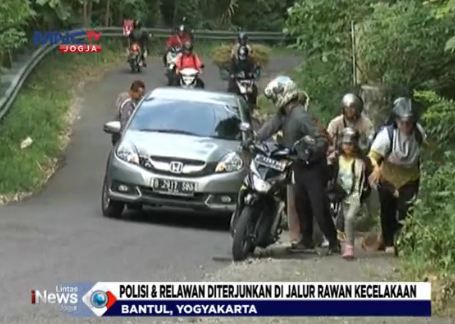 Rawan Kecelakaan, Polisi dan Relawan Siaga di Jalur Cino Mati
