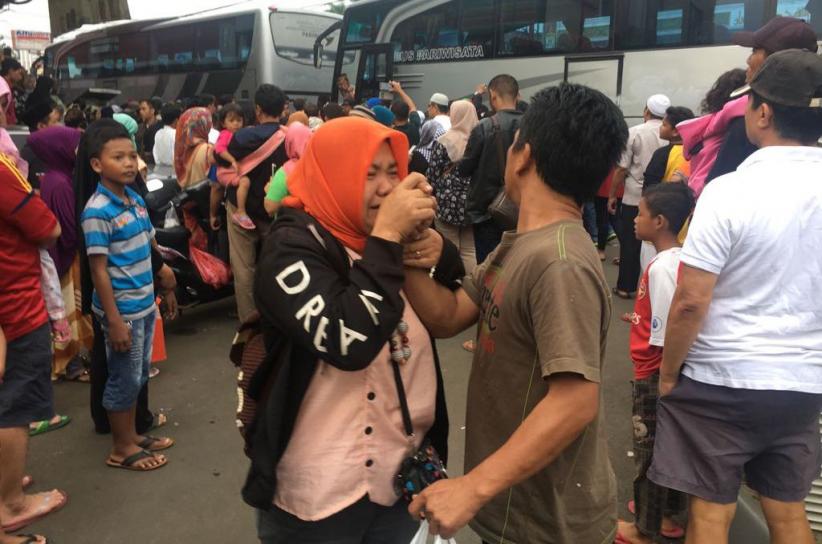 Rombongan 2 Bus Pariwisata yang Selamat Tiba di Ciputat, Penumpang Langsung Histeris - Bagian 3
