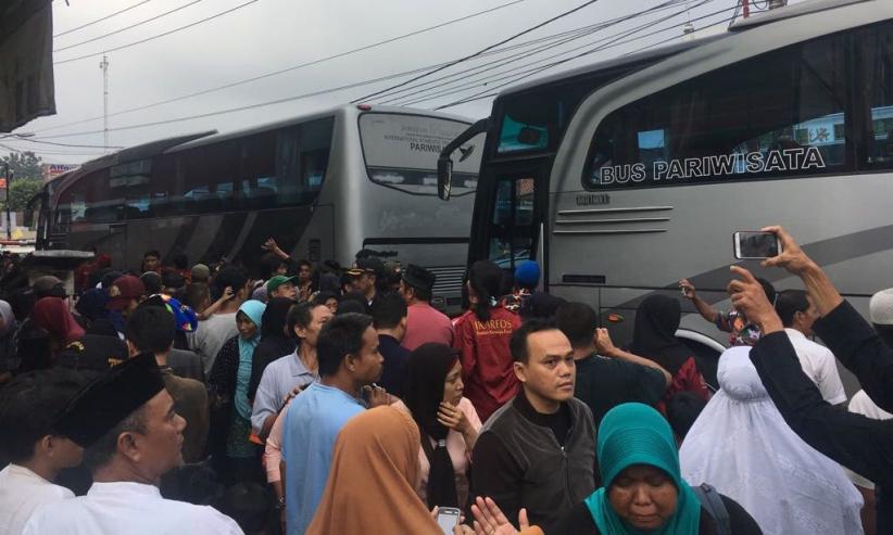 Rombongan 2 Bus Pariwisata yang Selamat Tiba di Ciputat, Penumpang Langsung Histeris - Bagian 5