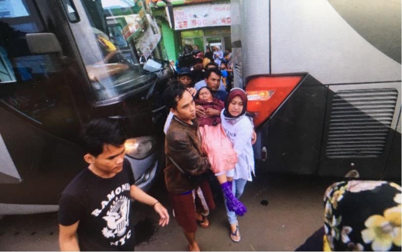 Rombongan 2 Bus Pariwisata yang Selamat Tiba di Ciputat, Penumpang Langsung Histeris - Bagian 2