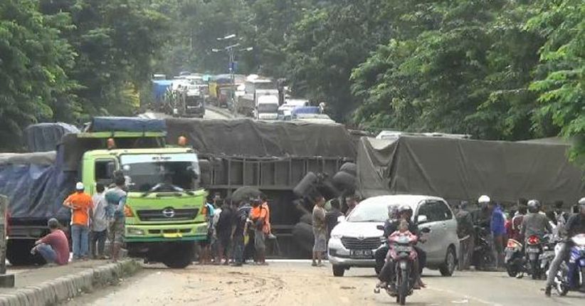 Truk Terguling Picu Tabrakan Beruntun di Kendal, Massa Jarah Muatan