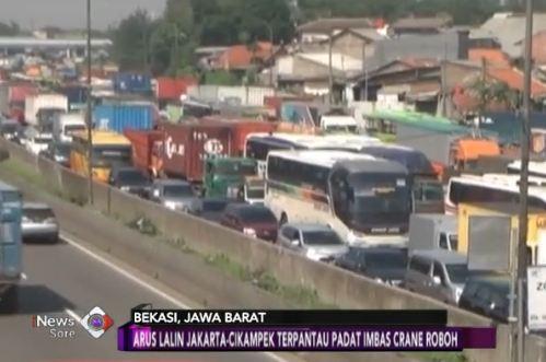 Meski Crane Sudah Dievakuasi, Arus Lalu Lintas Masih Tersendat