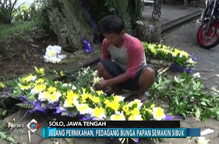 Perajin Karangan Bunga Banjir Pesanan Jelang Pernikahan Kahiyang Ayu