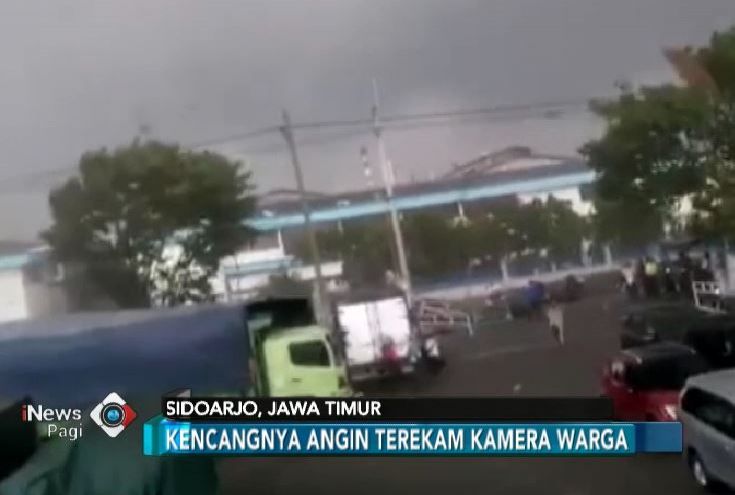 Angin Puting Beliung Sapu Ratusan Rumah Warga di Sidoarjo