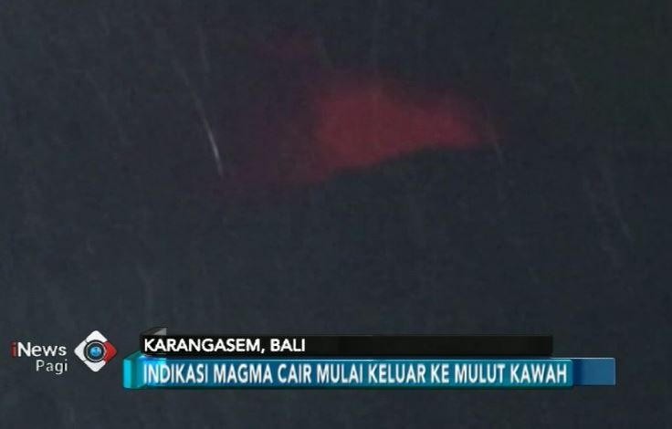 Api Manyala Terlihat di Puncak Gunung Agung