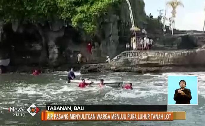 title Air Laut di Tanah Lot Pasang, Warga Sulit Beribadah Air Laut di Tanah Lot Pasang, Warga Sulit Beribadah