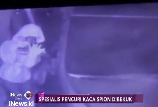title Terekam CCTV, Spesialis Pencuri Spion Mobil Diringkus Polisi Terekam CCTV, Spesialis Pencuri Spion Mobil Diringkus Polisi