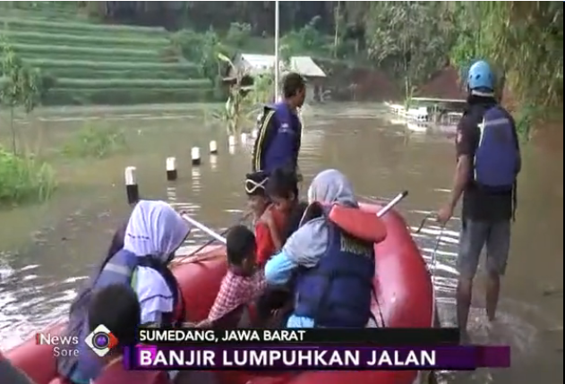 VIDEO: Dua Unit Perahu Karet Diterjunkan Bantu Warga Sumedang