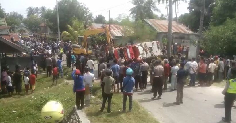 title Mobil Armada Damkar Poso Terbalik, 3 Petugas Tewas Mobil Armada Damkar Poso Terbalik, 3 Petugas Tewas