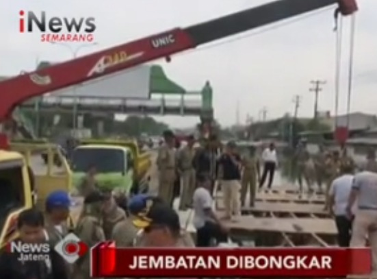 Satpol PP Bongkar Konstruksi Jembatan Penyeberangan
