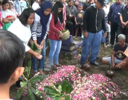Tiga Korban Longsor di Yogyakarta Dimakamkan Satu Liang Lahat