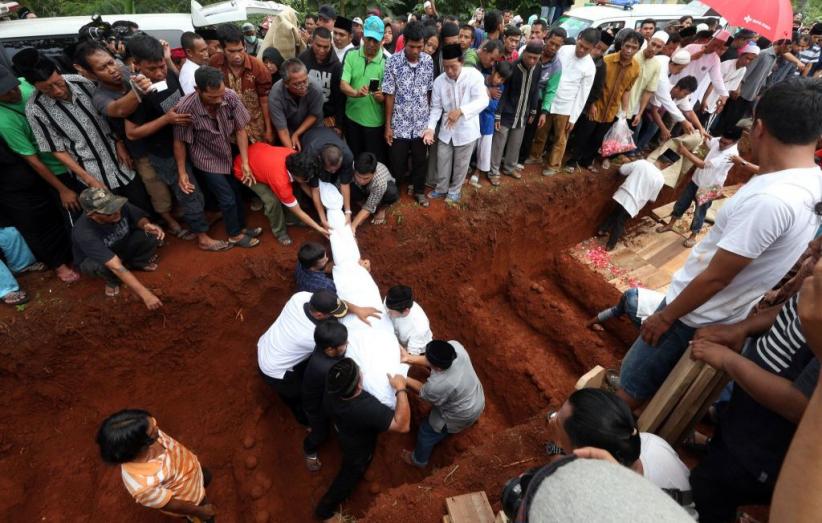 Ribuan Pelayat Antar 18 Korban Kecelakaan Bus yang Dikubur Massal di TPU Legoso - Bagian 3