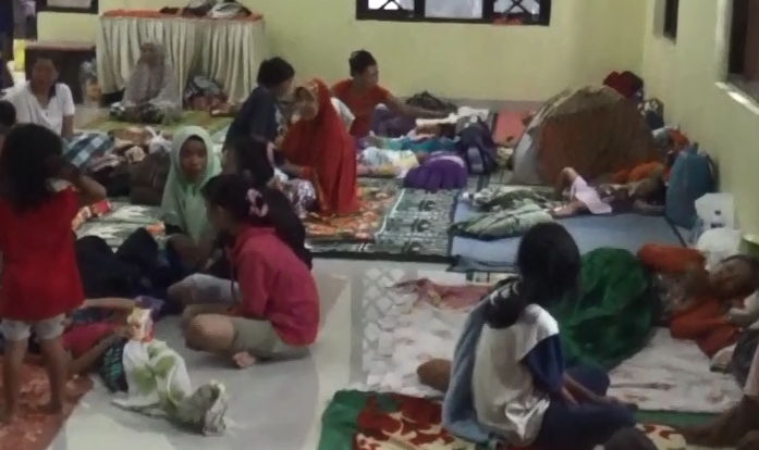 Dikepung Banjir, Warga Makassar Mengungsi