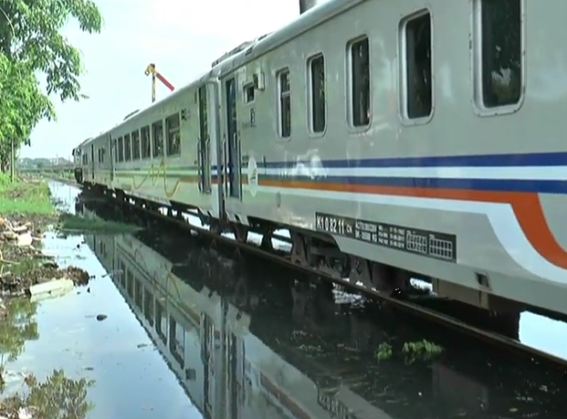 22 Perjalanan KA di Sidoarjo Terlambat akibat Rel Kebanjiran