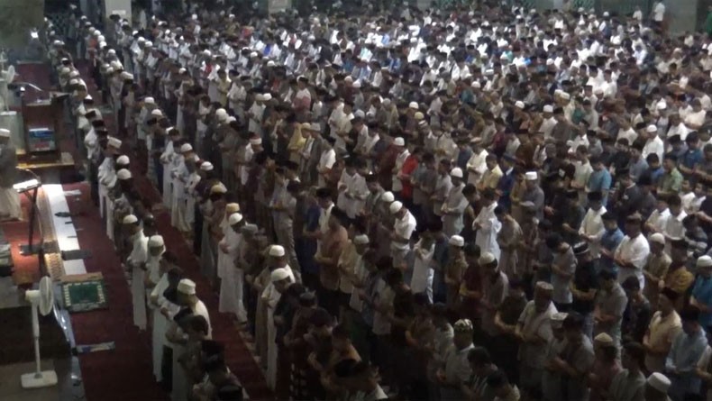 title Tarawih Perdana, Masjid Al Markaz Makassar Dipadati Puluhan Ribu Jamaah Tarawih Perdana, Masjid Al Markaz Makassar Dipadati Puluhan Ribu Jamaah