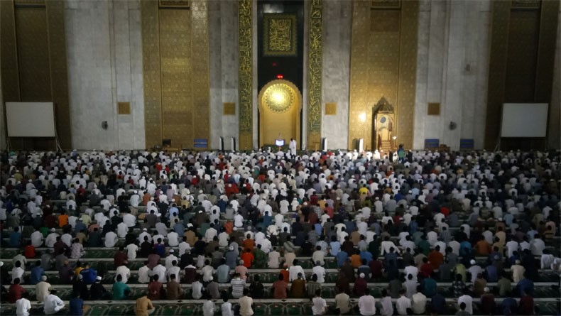 title Tarawih Pertama Ramadan, 20.000 Jamaah Padati Masjid Al Akbar Surabaya Tarawih Pertama Ramadan, 20.000 Jamaah Padati Masjid Al Akbar Surabaya
