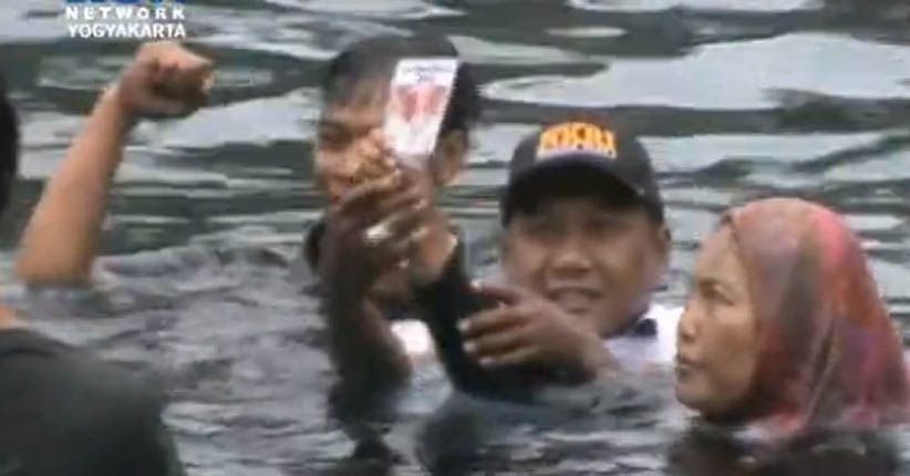 Cegah Golput, KPU Sosialisasi Pilkada dengan Berenang di Umbul Ponggok