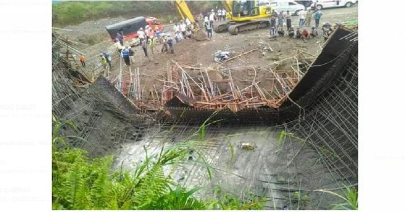 title Proyek Jalan Tol Manado-Bitung Roboh, 3 Pekerja Tertimbun Material Proyek Jalan Tol Manado-Bitung Roboh, 3 Pekerja Tertimbun Material