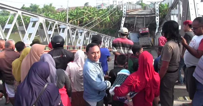 Evakuasi Terkendala, Bangkai 3 Truk di Jembatan Widang Jadi Tontonan