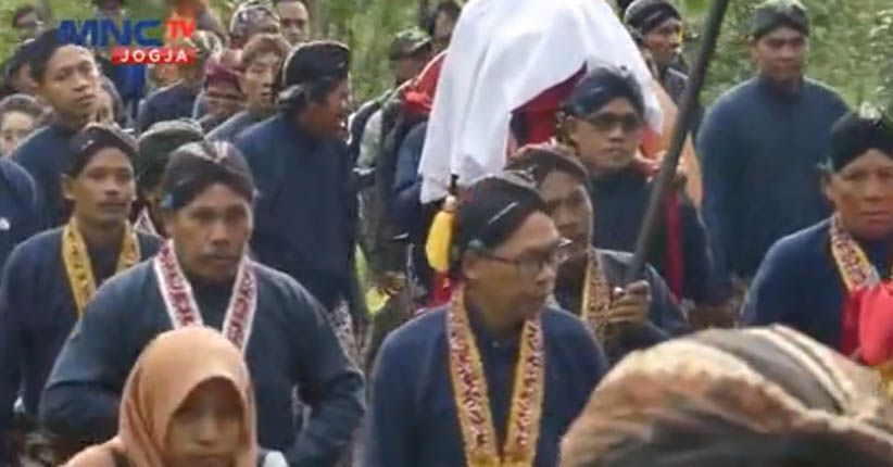 Warga Gelar Labuhan Merapi Peringati Jumenengan Sultan HB X