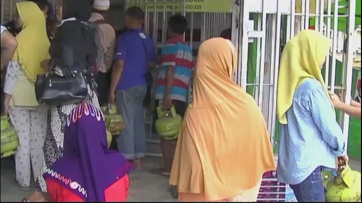 Langka, Warga Kendari Berebut Elpiji 3 Kg