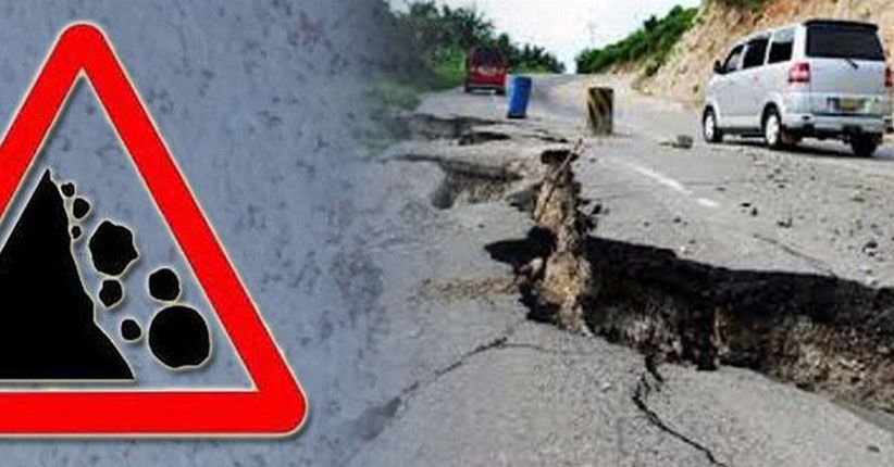 title Tertutup Material Longsor, Jalan Lintas Riau-Sumbar Nyaris Lumpuh Tertutup Material Longsor, Jalan Lintas Riau-Sumbar Nyaris Lumpuh