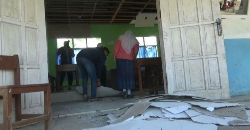 Siswa Sekolah di Banjarnegara Mulai Bersihkan Puing-Puing Sisa Gempa