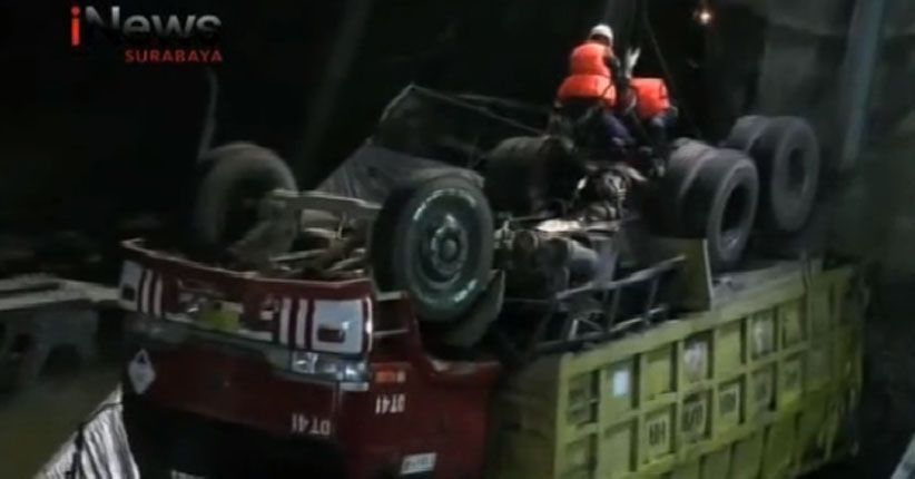 Permudah Evakuasi, Bangkai Truk di Jembatan Widang Dipotong-potong