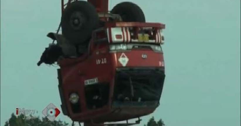 Permudah Evakuasi, Bangkai Truk Terpaksa Dipotong 3 Bagian