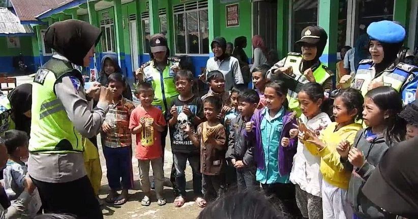 Anak Korban Gempa Banjarnegara Jalani Trauma HealingÂ di Pengungsian