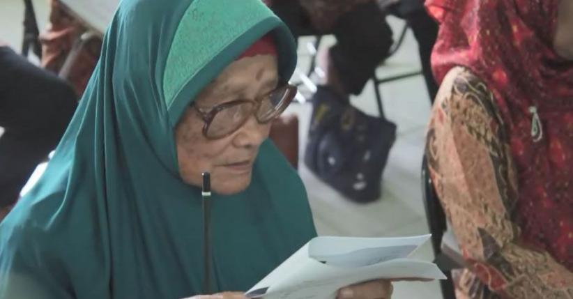 title Inspiratif, Nenek 85 Tahun di Cimahi Bersemangat Ikut Ujian Nasional Inspiratif, Nenek 85 Tahun di Cimahi Bersemangat Ikut Ujian Nasional