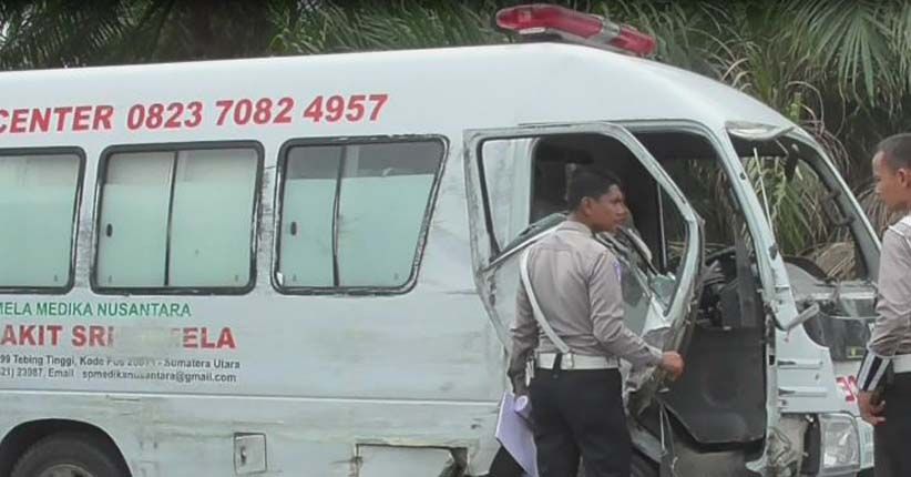 Ambulans Pembawa Jenazah Terguling Diseruduk Motor, 3 Balita Kritis