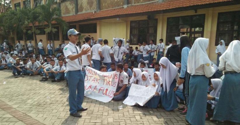 Banyak Pungli, Siswa SMA Mojosari Demo Tuntut Kepala Sekolah Mundur