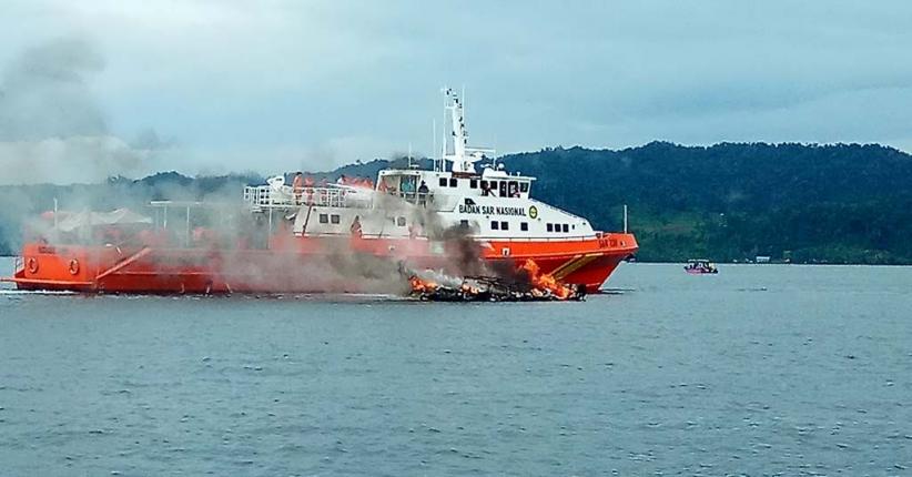 title Speed Boat Polair Polres Raja Ampat Terbakar di Perairan Waisai Speed Boat Polair Polres Raja Ampat Terbakar di Perairan Waisai