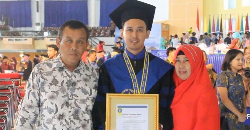 Kisah Rahmat, Anak Loper Koran Raih Gelar Master Pertanian dari IPB