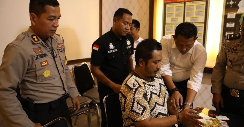 title Polda Jatim Periksa Kejiwaan Rendra Sang Penghina Nabi Muhammad Polda Jatim Periksa Kejiwaan Rendra Sang Penghina Nabi Muhammad