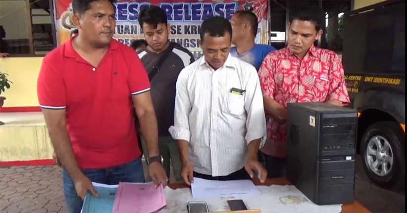 title Polisi Tangkap 2 Pelaku Terduga Penistaan Agama di Facebook  Polisi Tangkap 2 Pelaku Terduga Penistaan Agama di Facebook