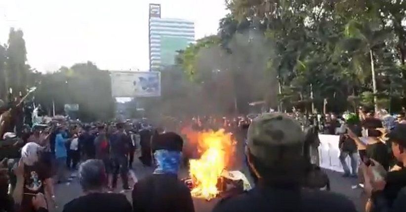 Tuntut Keadilan, Massa Pendukung DIAmi Berunjuk Rasa